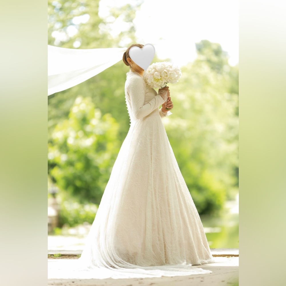 Custom Made Wedding Dress. Oscar De La Renta designer Chantilly lace.